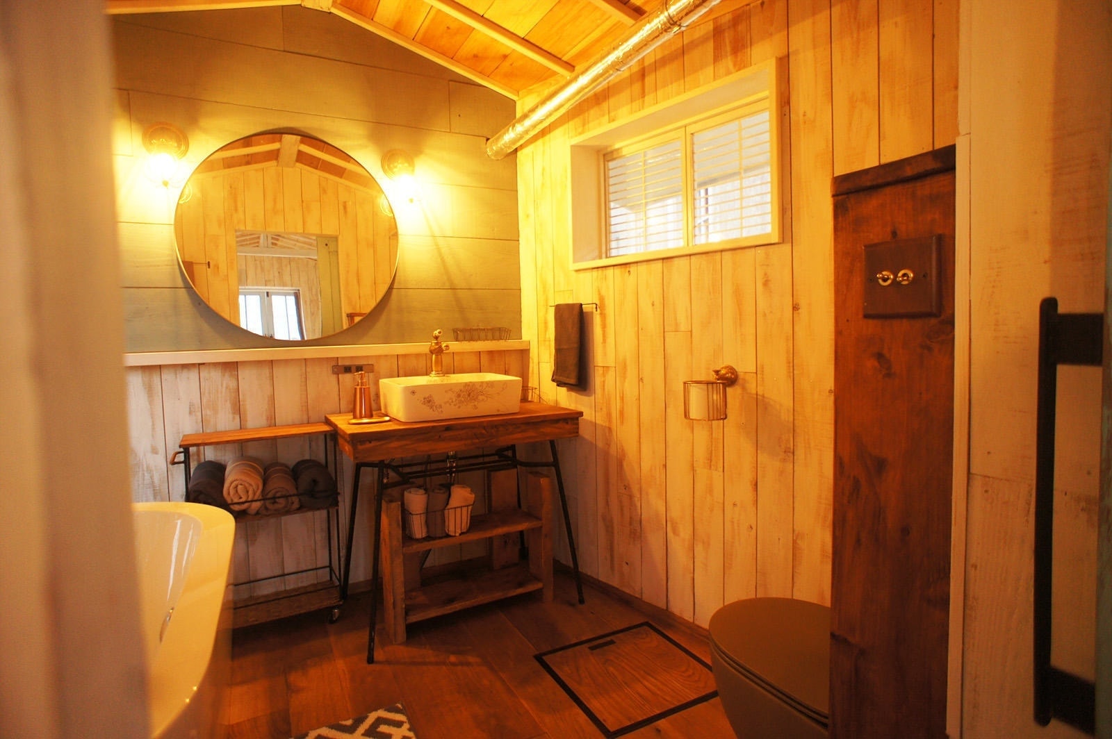 茨城・大子のゲストハウス「咲くカフェ」のゲストルームの紹介。リノベーションバスルーム。