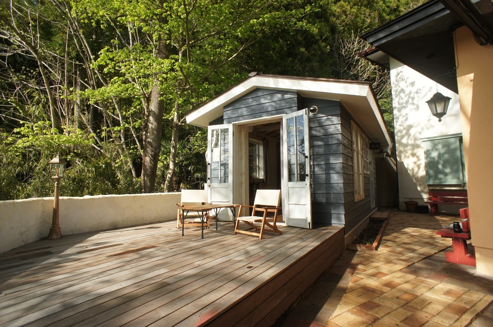 茨城・大子のゲストハウス「咲くカフェ」のゲストルームの紹介。ウッドデッキ