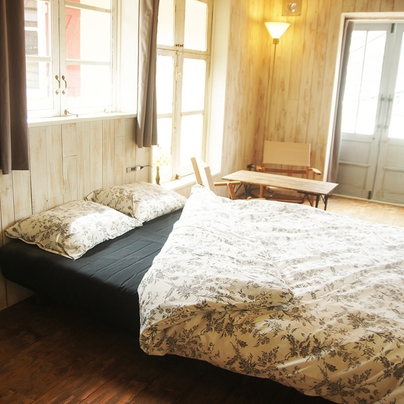 咲くカフェ Room796。ゲストハウス・ゲストルーム・ワーケーション備品。ダブルベッド